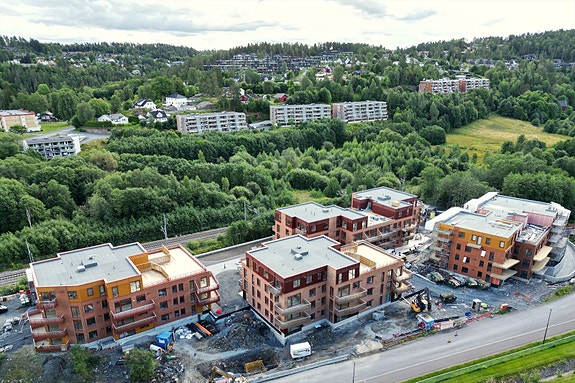 Velkommen til Heggedal Hage! Oversiktsbilde mot Heggedal stasjon og Gjellumvann.