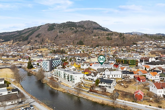 Her bur du sentralt med gangastand til "alt" Sogndal har å by på av kultur, kafe, trening og utdanning.
Samstundes bur du i eit roleg område utan gjønomganstrafikk.