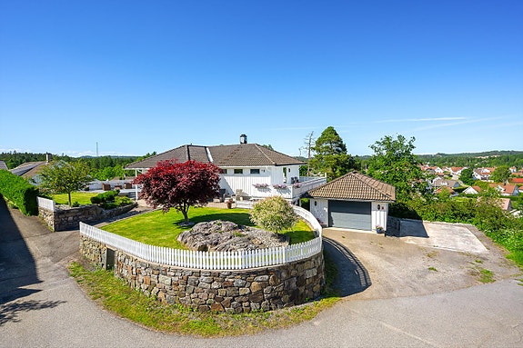 Eiendomsmegler Norge v/Martin Olsen har gleden av å presentere Kastanjeveien 8! En innholdsrik familiebolig på toppen av Rannekleiv, med fantastisk utsikt, gode solforhold og garasje!