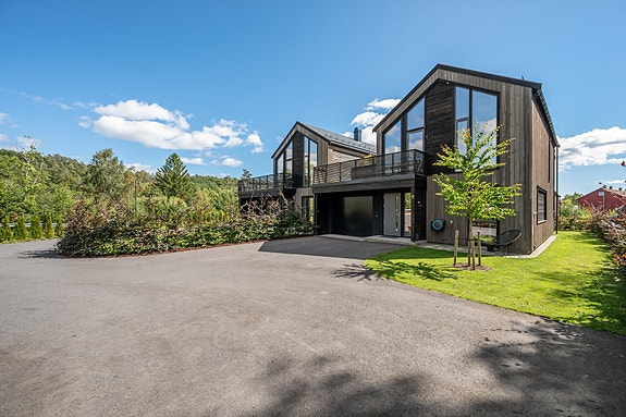 Velkommen til Bringebærveien 9! Nyere bolig med spennende arkitektur og attraktiv beliggenhet. Foto: Thor Brobakken.