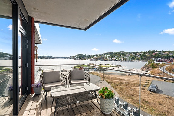 Velkommen til Vindholmen 15 A og denne lekre hjørneleiligheten med nydelig utsikt og kveldssol