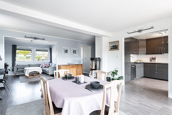 Romslig eierleilighet på to plan beliggende i rolig etablert boligområde på Krapfoss!