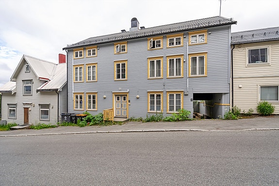 Hjem Eiendomsmegling ønsker velkommen til denne anvendelige eierseksjonen i toppetasjen av sameiet