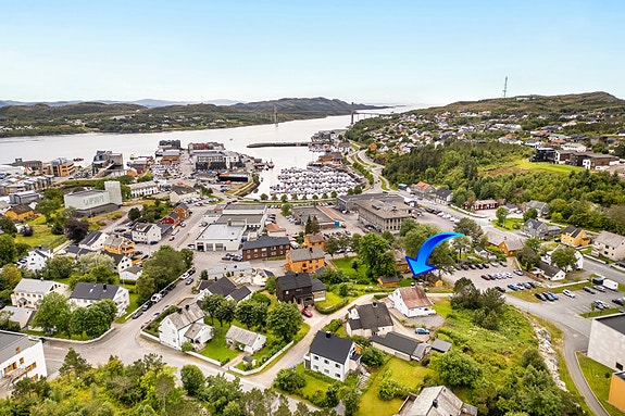 Boligen ligger i hjertet av Rørvik sentrum med gangavstand til dagligvare, service fasiliteter, barnehage og barneskole.