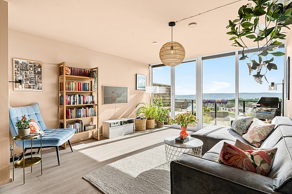 Velkommen til Hektnerhagan 78! Et lyst og innbydende rekkehus med moderne uttrykk, gode romløsninger og flott utsyn over nærområdet. Foto: Stefan Borup