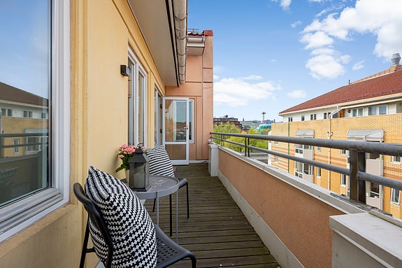 PrivatMegleren har gleden av å presentere en trivelig 3-roms toppleilighet med herlig terrasse på 9 kvm