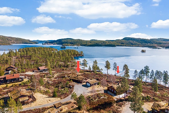 En innholdsrik og meget innbydende hytte i attraktivt hyttefelt rett i vannkanten ved Vegår.