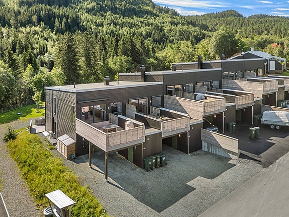 Velkommen til Løvsethaugen 52B og dette flotte rekkehuset!
