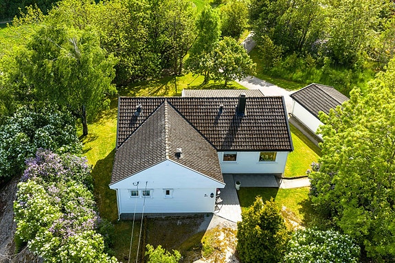 Velkommen til Pans vei 2a! En romslig bolig, på stor og svært usjenert tomt. Innkjøring via Fauns vei