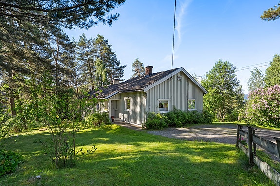 Velkommen til Ekebergåsen 17 - En idyllisk og usjenert eiendom med svært gode solforhold og store muligheter.