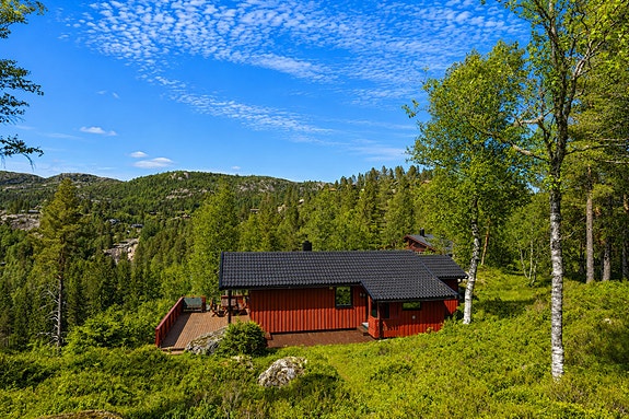 Velkommen til Skardheia 6! Hytta er presentert av Geir Flaa Johansen v/Proaktiv Eiendomsmegling avd. Kristiansand.