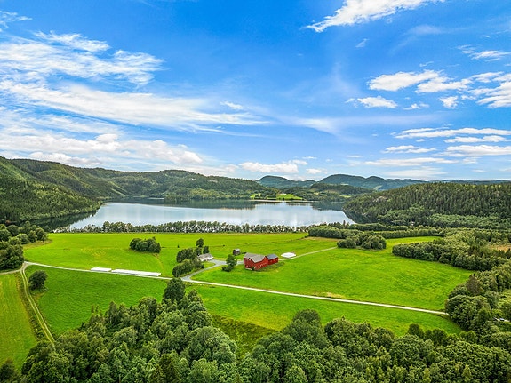 Velkommen til Grøtvegen 141 - En idyllisk landbrukseiendom. Bruket består blant annet av 95 dekar fulldyrka jord, og 190 dekar skog.