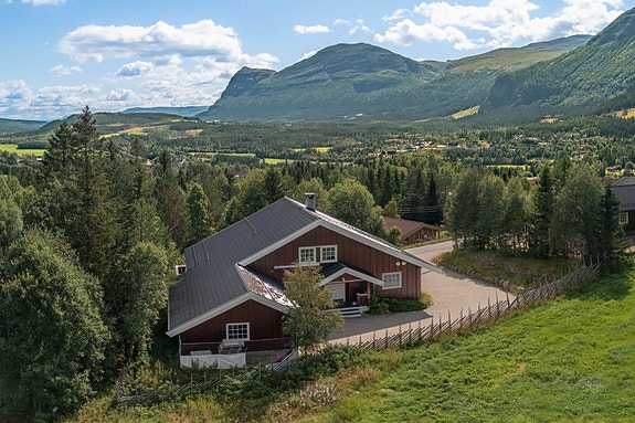 Velkommen til Øvre Stupulvegen 2A presentert av EIE Fjellmegleren v/ Hege M. Moen og Emil Intelhus Brøto. Foto: Steinar Bleken
