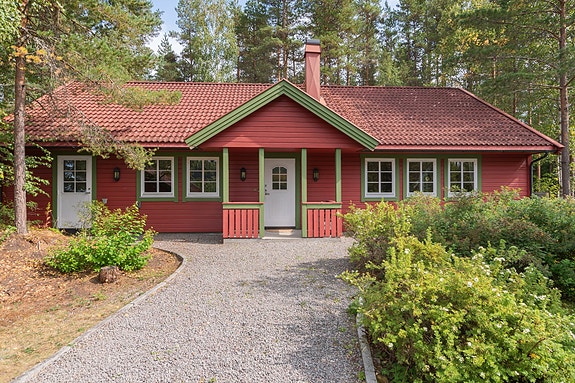 Innbydende og sjarmerende hus, idyllisk tilbaketrukket i skogen - samtidig med kort vei til sentrum, skoler og det du trenger i hverdagen. Her har du naturen som nærmeste nabo og flotte turmuligheter rett utenfor døren.