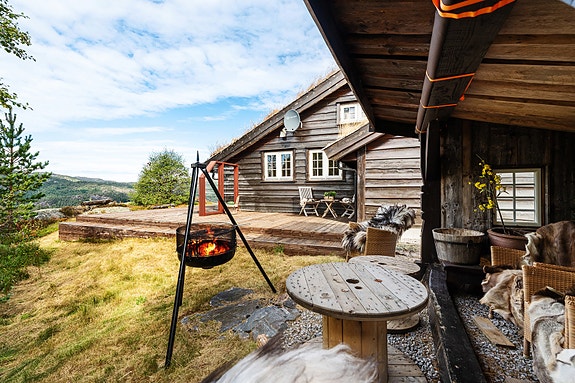 Nydelig uteområde med gode solforhold, gapahuk og terrasse.
