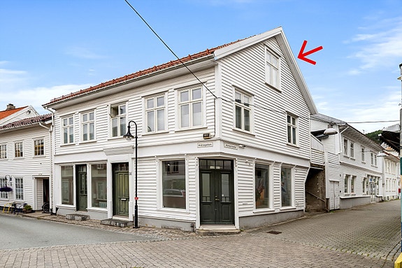 Vi har gleden av å presentere denne sentrale leiligheten midt i Flekkefjord sentrum med standard fra 2019! Velkommen til Hidragaten 25!
