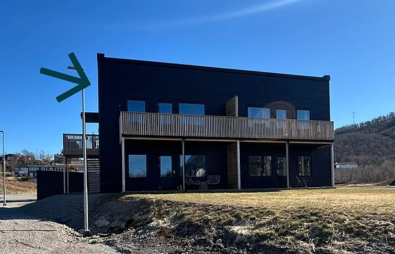 Velkommen til en særdeles flott 4-roms selveier med plassering i 2.etasje til venstre.