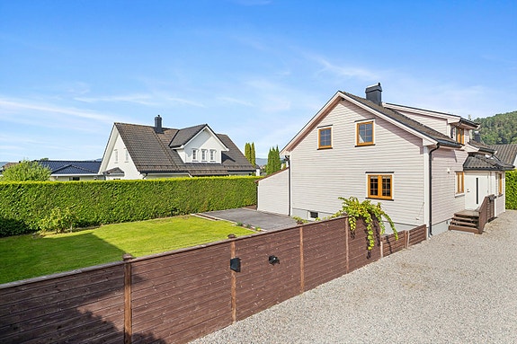 Velkommen til Tyrs Veg 26 - en innholdsrik og familievennlig enebolig som strekker seg over tre gode plan.