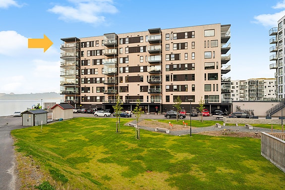 EiendomsMegler1 v/Christer Aabø har gleden av å presentere denne flotte topp/hjørneleiligheten på Pynten - Holstneset 14.
Foto: EFKT.