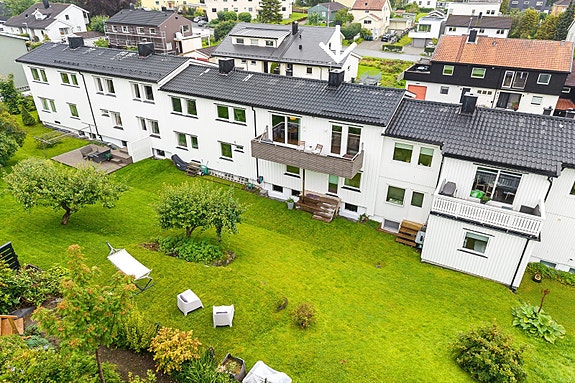 Velkommen til Pinebergvegen 30! Heimdal Eiendomsmegling v/Alexandra Muravskaya har gleden av å presentere et velholdt rekkehus i et rolig og barnevennlig område på Persaunet/Strindheim. Foto: Julian Nonstad.