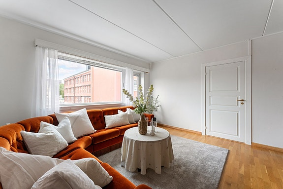 Velkommen til Tårnveien 6! Her får du en flott leilighet for deg som ønsker en sentral beliggenhet, med gangavstand til det meste du trenger i hverdagen. Foto og styling: Hanna Linnea Kristensen.