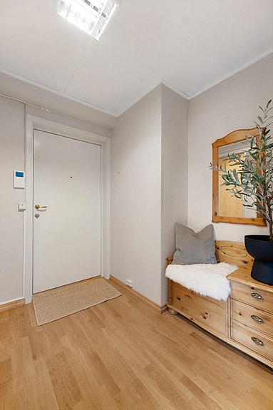 Innbydende entré med god plass til oppbevaring av yttertøy og sko.