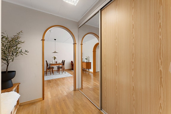 Stor skyvedørsgarderobe som gir rikelig med oppbevaringsplass og bidrar til en ryddig og praktisk entré.