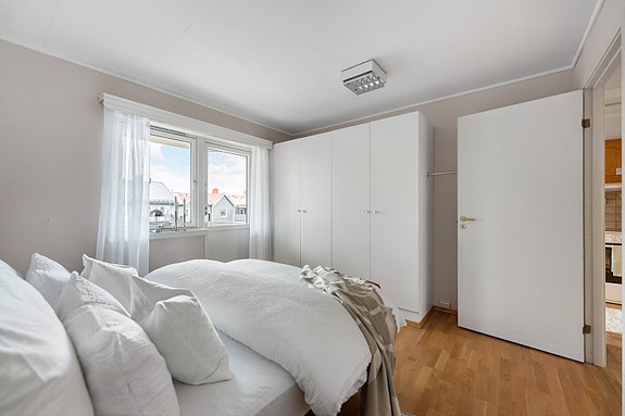 Soverom med flere garderobeskap