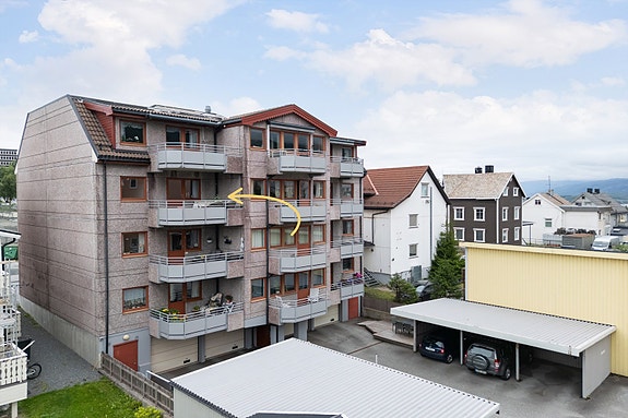 I bakgården er det carport og garasje som fordeles etter ansiennitet.