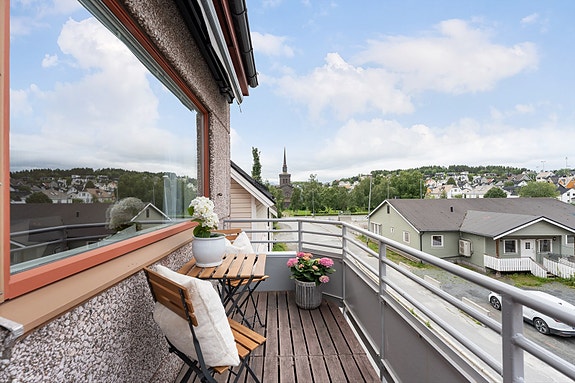 Balkong med plass til enkel møblering og hyggelige stunder utendørs.