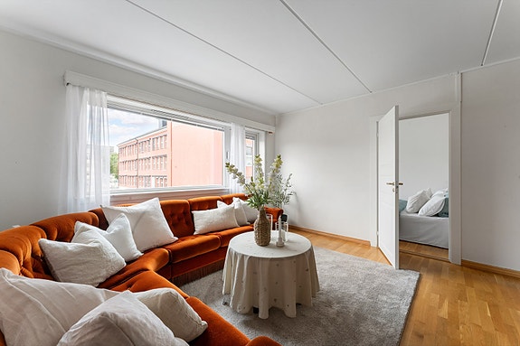 Fra stuen er det utgang til en av boligens balkonger.