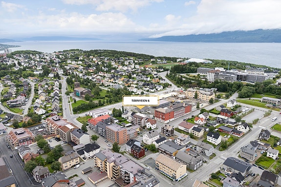 Fra eiendommen er det kort vei til skoler, idrettsanlegg og sentrum. Fin utsikt mot Narvikfjellet