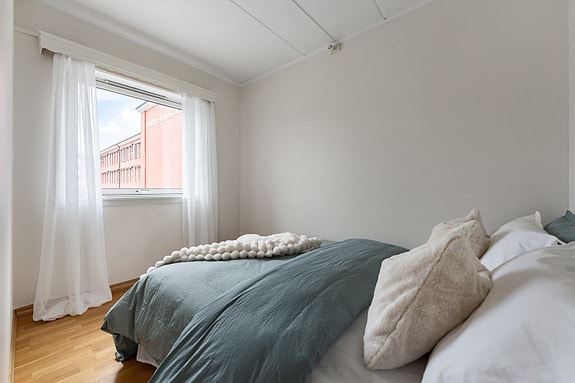 Soverom 1- Lyst og romslig soverom med gode møbleringsmuligheter.