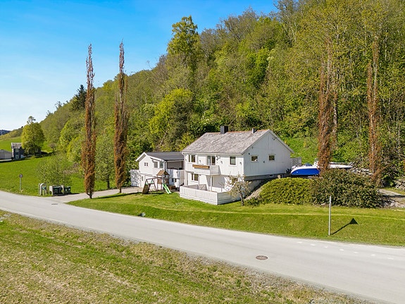 Velkommen til Øyan 120 - Innholdsrik og familievennlig enebolig med romslig tomt på 1 159m².
