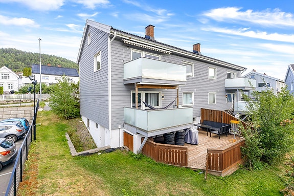 Romslig leilighet i 2. etasje + loft, beliggende ii en koselig flermannsbolig. Velkommen til Hotvetveien 85.