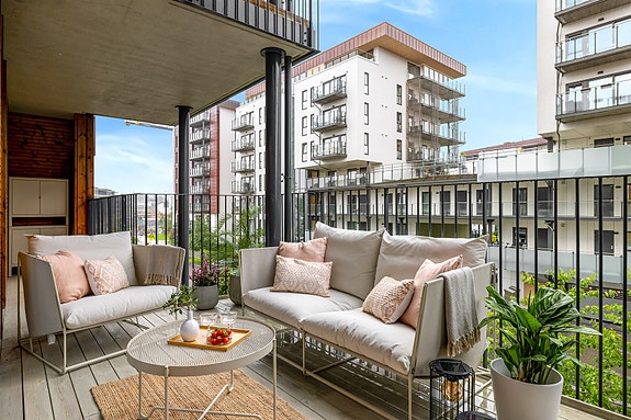 EiendomsMegler 1 v/ Mads Larsen har gleden av å ønske velkommen til Dakota 2 C - En moderne 3-roms hjørneleilighet med en flott beliggenhet på attraktive Lilleby. (Foto: Julian Nonstad - Pholio)
