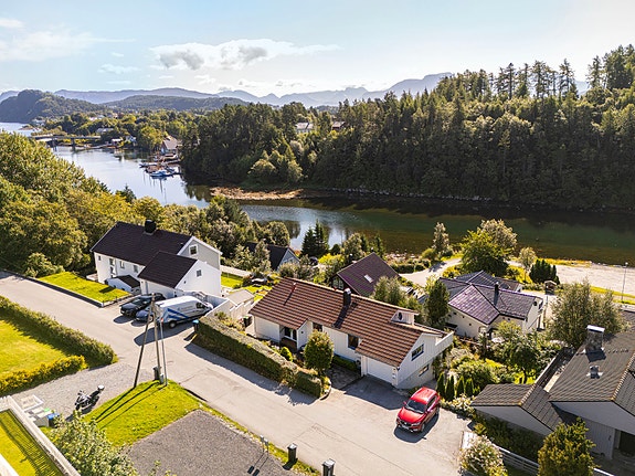 Eiendomsmegler1 v/Ole-Marius Heggstad presenterer Sørnesvegen 21 - En innholdsrik enebolig med moderniseringsbehov og stort potensial! | Foto JC Eiendomsfoto