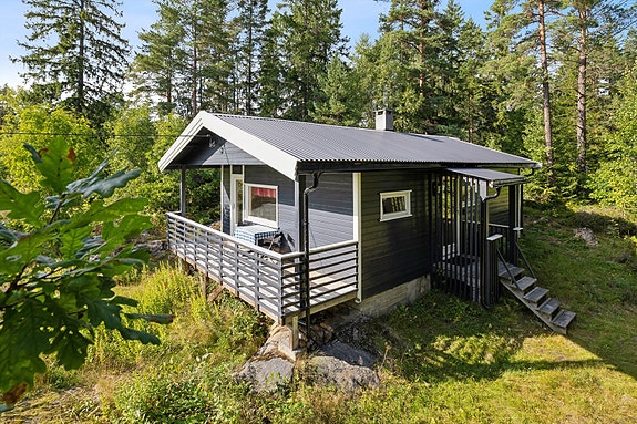Fritidseiendom med enkel standard på en stor, usjenert naturtomt på Nesodden.