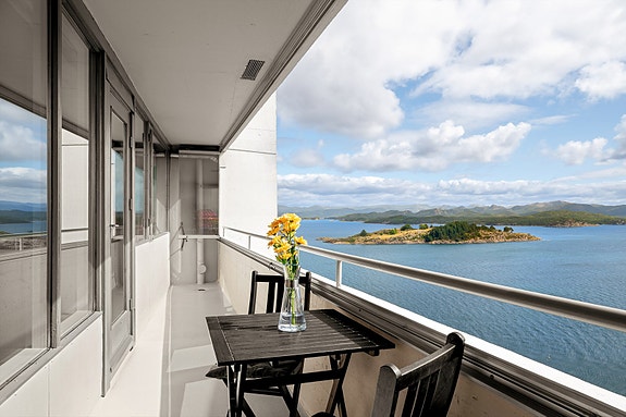 Velkommen til Rosenli 17, en flott toppleilighet i 16. etasje med fantastisk utsikt utover Gandsfjorden-v Eira Næss Huseby/Eiendomsmegler Norge