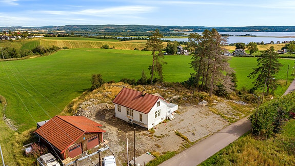 Velkommen til Nesvegen 4, presentert av &Partners avd. Grünerløkka ved Linus Juell, tlf. 98 64 77 21.