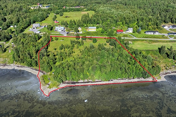 DNB Eiendom/v Vidar Myklevoll har gleden av å presentere Gammelheim, Østre! En stor eiendom, beliggende mot sjøen i Russeluft. Omtrentlig tomtegrense
