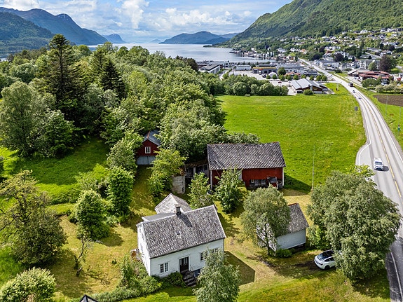 Ottagarden, et tidligere gårdsbruk med sentral beliggenhet på Sjøholt i Ålesund kommune er til salgs.
Foto: Ingvald Kaldhussæter