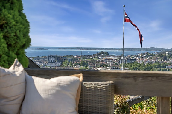 Vi har gleden av å presentere denne attraktive og romslige utsiktseiendommen! Presentert av Exbo Eiendomsmegling v/Terje Kvelland Skaara!