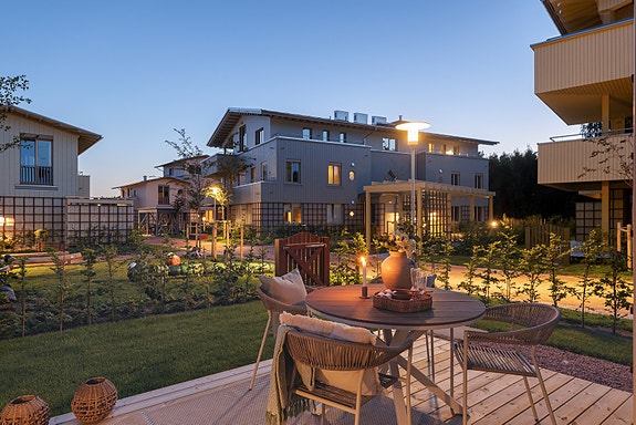Velkommen til Blåtoppveien 33 - Et nytt og moderne enderekkehus med hyggelige terrasse og hageområder! Foto: Scott Kvitberg v/ Fotostallen