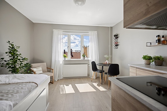 Stine Louise Opstadmo ved DNB Eiendom har gleden av å presentere Marcus Thranes gate 13. ( Foto: Effk ved Per Oscar)