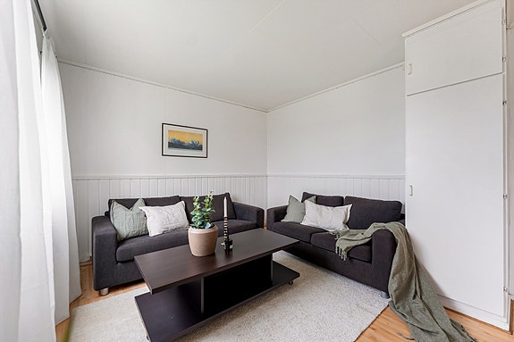 Lys og trivelig stue i hybelleiligheten, med god plass til både sofakrok og spiseplass.