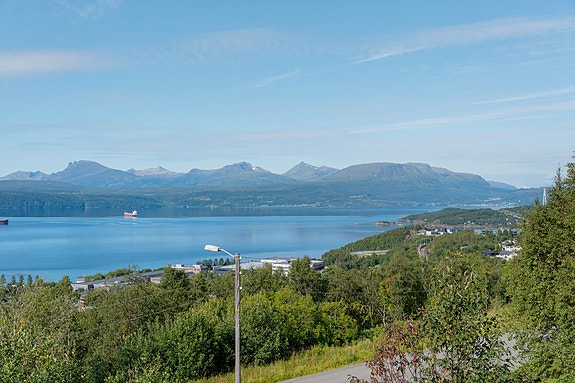 Fra verandaen kan du nyte en fantastisk utsikt over Ofotfjorden, Veggfjellet og mot Bjerkvik.