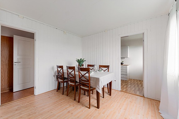 God plass til spisebord med rikelig plass for hyggelige måltider og sosialt samvær.