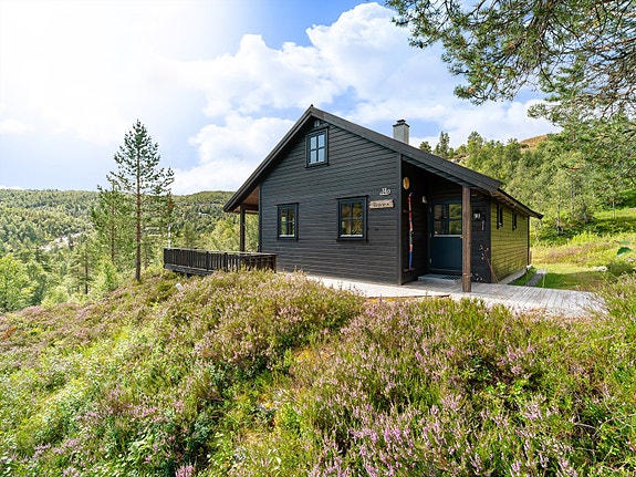 Velkommen til Fiskelie, Sirdals beste utgangspunkt | Hytten ligger usjenert til, omgitt av natur og mye av det hyttefolket anser som det beste av Sirdal | Den korte spaserturen fra parkering belønnes med usjenert og fredelig plassering på feltet