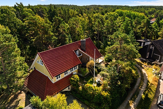 Lars Håkon Jørgensen (473 40 616) v/ DNB Eiendom ønsker deg velkommen til Skolebakken 30!